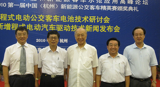 集团董事长、总裁程清丰在参加中国节能和新能源客车示范应用高峰论坛期间与行业专家和合作伙伴合影